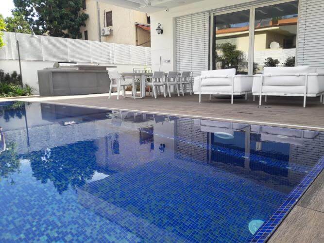 דק מסביב לבריכה